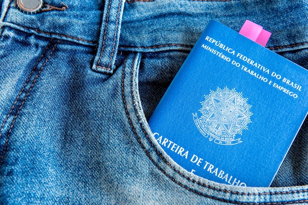 Carte de travail brésilienne dans la poche de jeans, carte de travail écrite en portugais (carteira de trabalho).