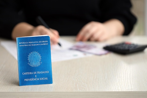 La carte de travail brésilienne et le livre bleu de la sécurité sociale se trouvent sur la table du comptable ou du patron