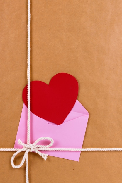 Carte de Valentine sur un paquet de papier brun ou un cadeau attaché avec une ficelle.