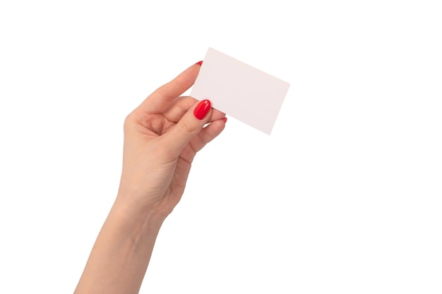 Carte vide dans la main de la femme avec des ongles rouges isolé sur fond blanc