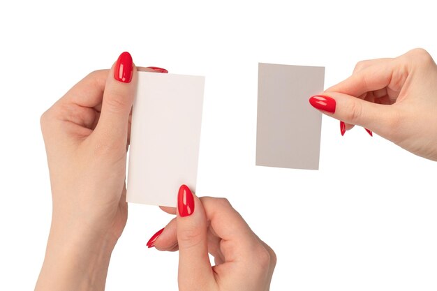 Carte vide dans la main d'une femme avec des ongles rouges isolés sur un fond blanc Copier l'espace