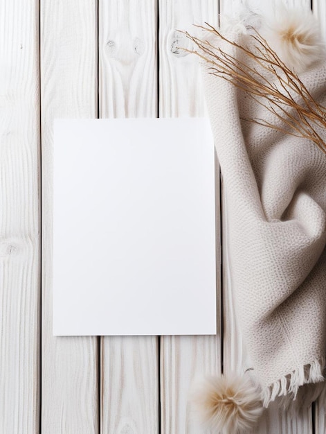 Photo carte vide enveloppée dans un foulard sur un fond en bois blanc