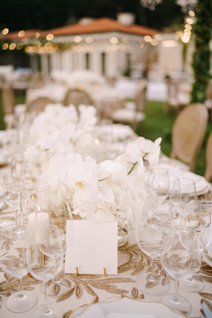 Carte vide se dresse sur une table recouverte d'une nappe blanche