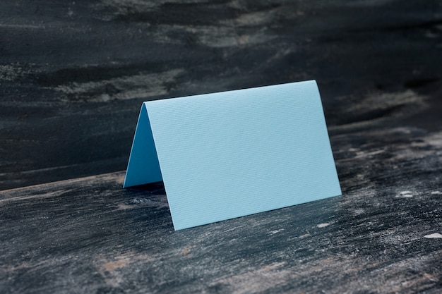 Carte vierge bleue sur la table