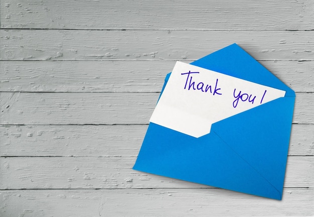 Carte vierge et enveloppe avec merci sur fond