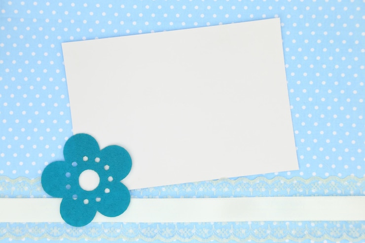 Photo carte vierge sur fond bleu à pois
