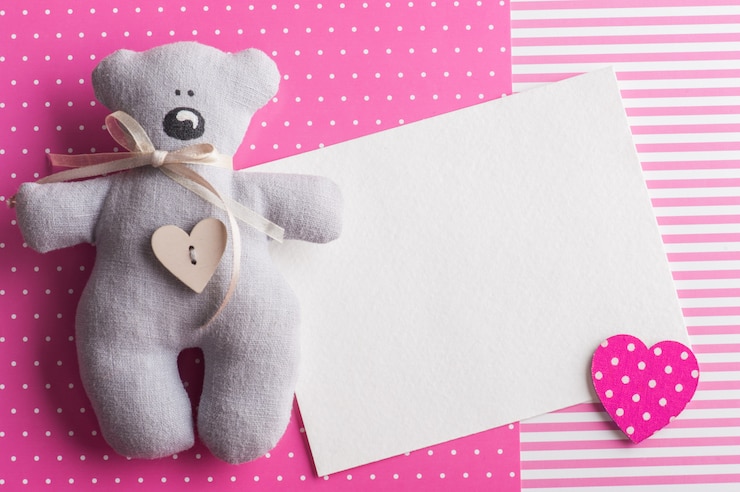 Photo carte vierge sur fond rose avec ours en peluche