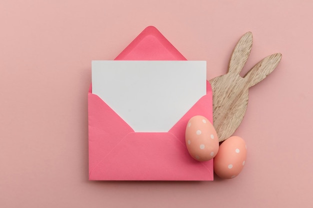 Carte vierge de Pâques et enveloppe avec lapin de Pâques et oeufs