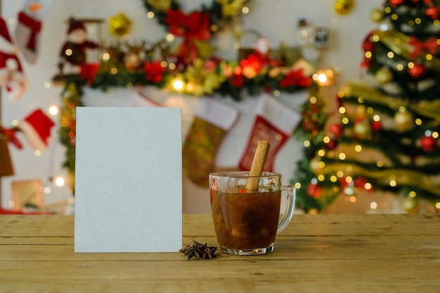 Carte vierge et poinçon de Noël sur table en bois Noël arrière-plan flou Maquette pour recette de poinçon