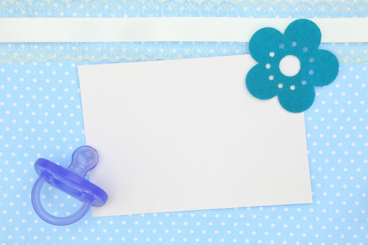 Photo carte vierge et tétine bleue sur fond de pois décoratifs