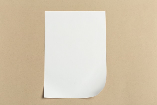 Photo carte de visite blanche sur une table en bois. portrait vierge a4.