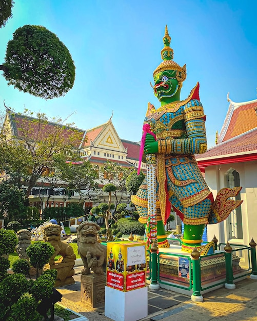 La carte de visite de la capitale de la Thaïlande est le temple bouddhiste Wat Arun Temple of Dawn qui est situé sur les rives de la rivière Chao Phraya