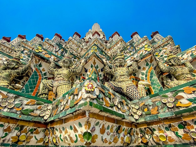 La carte de visite de la capitale de la Thaïlande est le temple bouddhiste Wat Arun Temple of Dawn qui est situé sur les rives de la rivière Chao Phraya