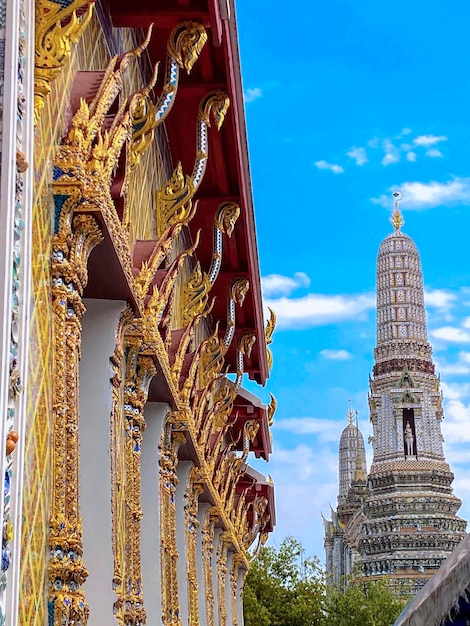 La carte de visite de la capitale de la Thaïlande est le temple bouddhiste Wat Arun Temple of Dawn qui est situé sur les rives de la rivière Chao Phraya