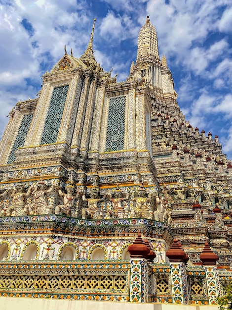 La carte de visite de la capitale de la Thaïlande est le temple bouddhiste Wat Arun Temple of Dawn qui est situé sur les rives de la rivière Chao Phraya