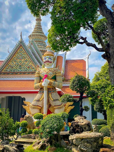 La carte de visite de la capitale de la Thaïlande est le temple bouddhiste Wat Arun Temple of Dawn qui est situé sur les rives de la rivière Chao Phraya