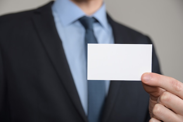 Carte de visite montrant la main de l'homme d'affaires