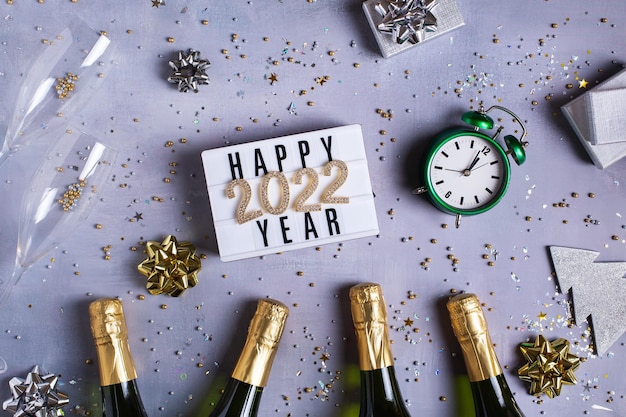 Photo carte de voeux de bonne année avec des confettis de champagne