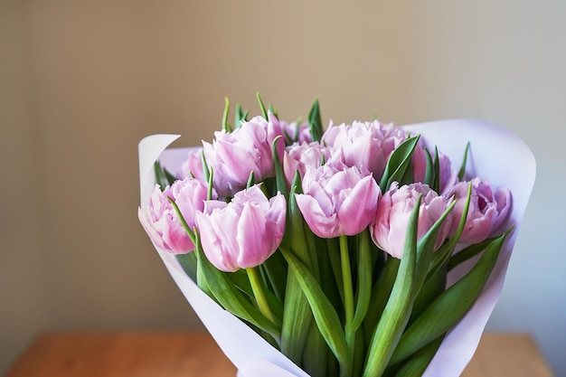 Carte de voeux bonne fête des mères avec des fleurs bouquet de tulipe rose sur fond blanc modèle de Joyeuses Pâques fond de printemps joyeux anniversaire