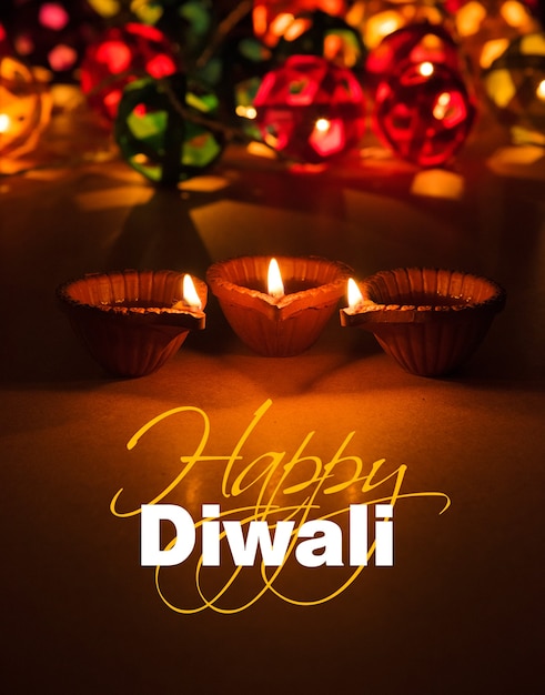 Photo carte de voeux diwali montrant une lampe à huile diya ou clay ou panti illuminée avec un texte happy diwali