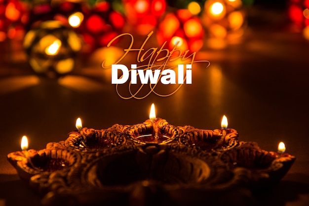 Carte de voeux Diwali montrant une lampe à huile Diya ou Clay ou Panti illuminée avec un texte Happy Diwali