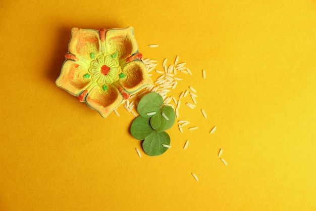 Photo carte de voeux dussehra, feuille verte et le riz