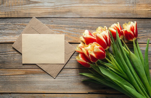 Carte de vœux élégante Tulipes fraîches sur fond de bois modèle de carte à couche plate avec espace pour le texte