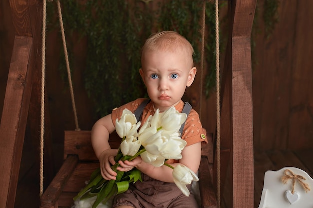 Carte de voeux Enfant mignon avec des tulipes blanches Fête des mères 8 mars Concept de la Journée internationale de la femme