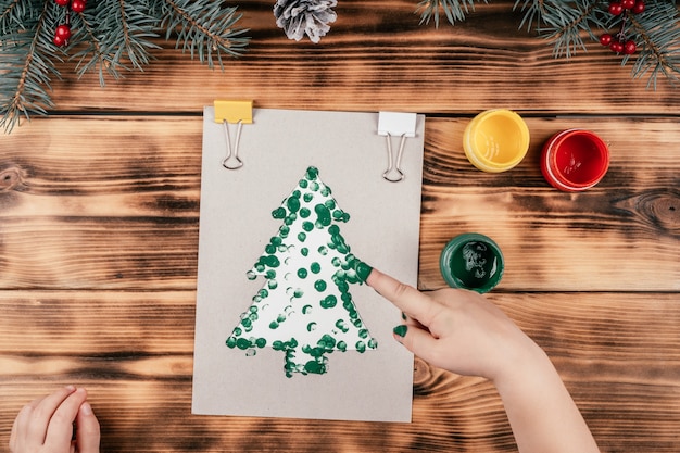 Carte de voeux étape par étape Sapin de Noël avec tutoriel sur les empreintes digitales des enfants. Étape 6 : Faire des impressions le long du contour