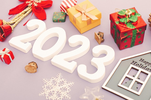 Carte de vœux festive de Noël 2023 avec sapin décoré et espace de copie pour vos salutations de Noël Vue de dessus mise à plat