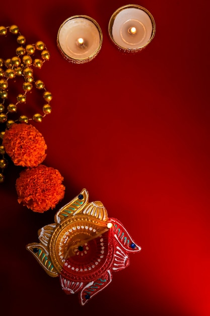 Photo carte de voeux happy diwali ou happy deepavali faite à l'aide d'une photographie de diya ou de lampe à huile