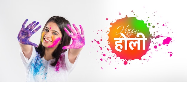 Carte de voeux Happy Holi montrant un jeune couple indien jouant des couleurs sur fond blanc