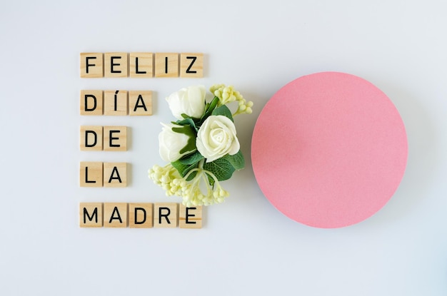 Carte de voeux Happy Mother's Day avec coffrets cadeaux et confettis dorés sur fond blanc Feliz da