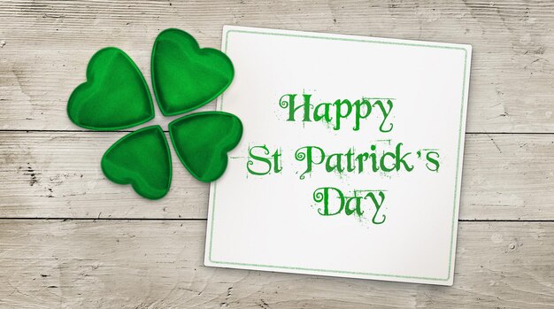 Carte de voeux Happy St Patrick's Day et trèfle sur bois