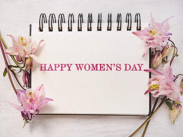 Carte de voeux Happy Womens Day avec une inscription de félicitations