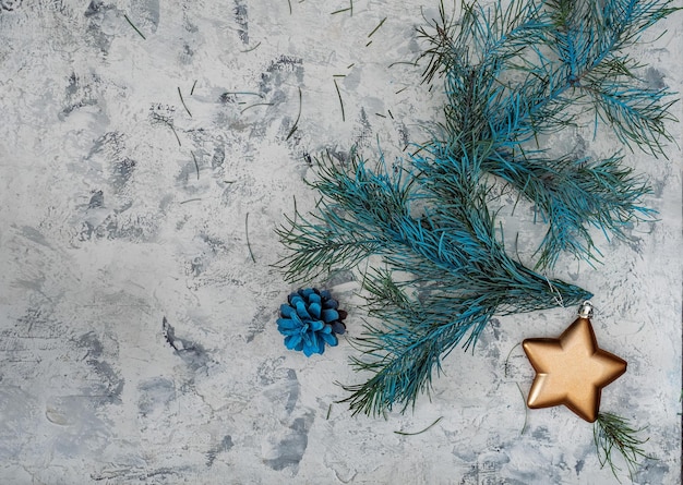 Photo carte de voeux d'hiver de noël avec des branches de sapin et des jouets d'arbre de noël sur fond blanc