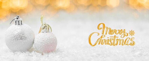 Carte de voeux moderne joyeux Noël avec des boules sur la neige et des lumières floues