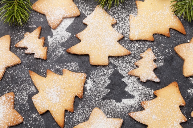 Carte de voeux de Noël avec des biscuits de pain d'épice