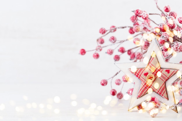 Carte de voeux de Noël. Branche d'arbre de Noël sur les lumières de bokeh doré scintillant. Concept de nouvel an. Copiez l'espace.