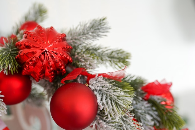 Carte de vœux de Noël, branche de sapin à décor rouge