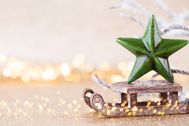 Carte de voeux de Noël. Décoration festive sur fond argenté bokex.