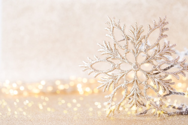 Carte de voeux de Noël. Décoration festive sur fond argenté bokex.