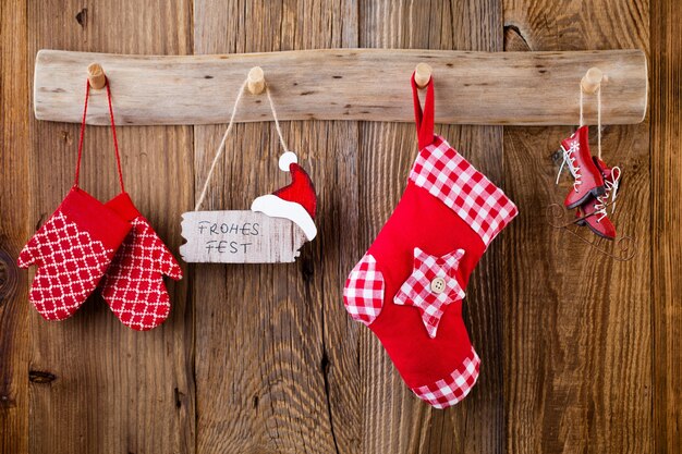 Carte de voeux de Noël. Décoration festive sur fond en bois. Concept de nouvel an. Copiez l'espace. Mise à plat. Vue de dessus.