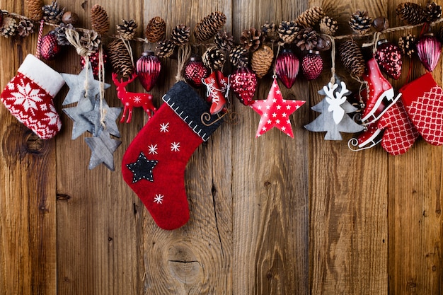 Carte de voeux de Noël. Décoration festive sur fond en bois. Concept de nouvel an. Copiez l'espace. Mise à plat. Vue de dessus.