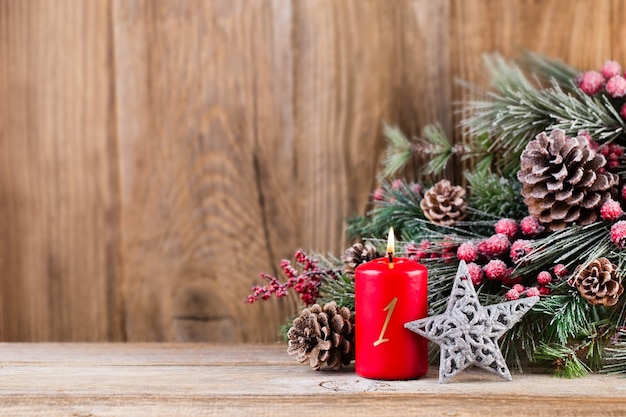 Carte de voeux de Noël. Décoration festive sur fond en bois. Concept de nouvel an. Copiez l'espace. Mise à plat. Vue de dessus.