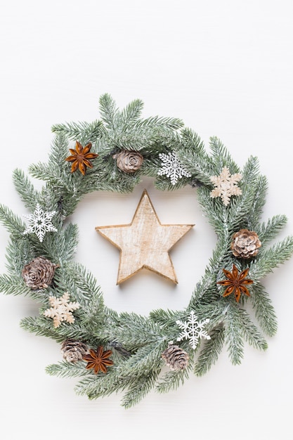 Carte de voeux de Noël. Décoration de guirlande sur fond en bois blanc.