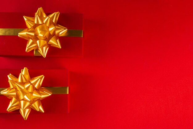 Photo carte de vœux de noël et du nouvel an fête de vacances invitation colorée avec décoration du nouvel an et bijoux de noël vue supérieure de l'espace de copie