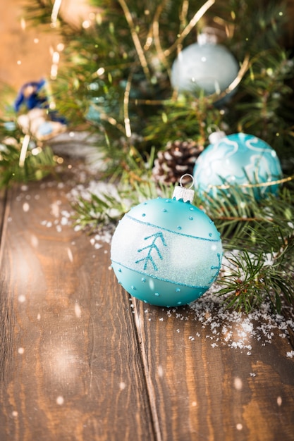 Carte de voeux de Noël lumineux avec boule bleue