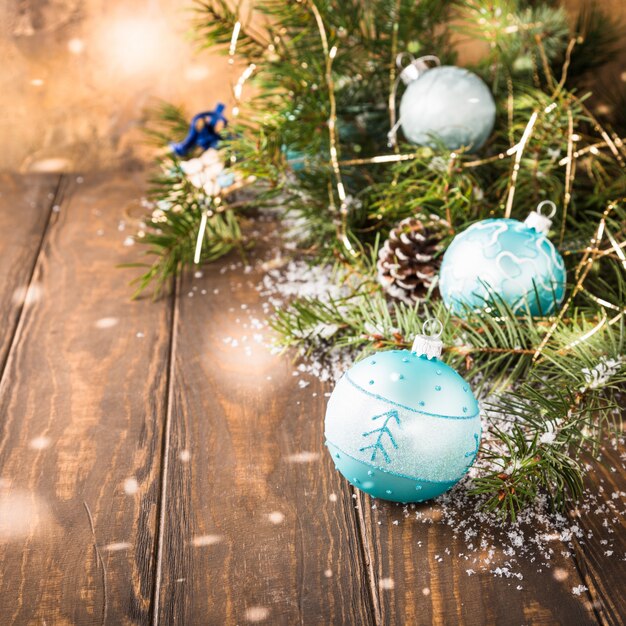 Carte de voeux de Noël lumineux avec boule bleue