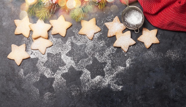 Carte de vœux de Noël avec sapin et biscuits au pain d'épice sur fond de pierre Vue supérieure à plat avec de l'espace pour vos vœux de Noël